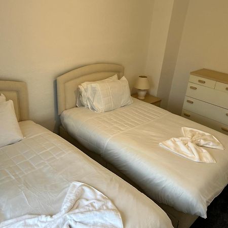 Family Home Near Cribbs Causeway And The Wave, Just 2 Minutes From Airbus And Rolls Royce บริสตอล ภายนอก รูปภาพ